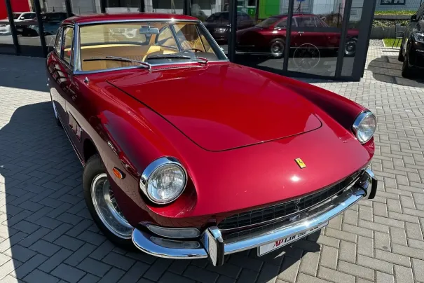 apcorse-ferrari-330gt-01-03.jpg