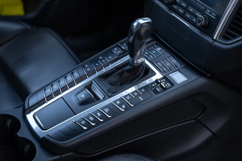Porsche Macan 3.6 V6 Turbo Performance Package-13