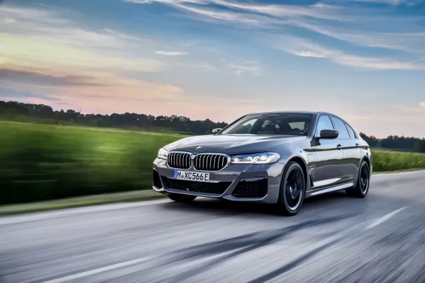 P90395456_lowRes_the-new-bmw-545e-xdr.jpg