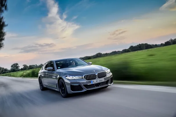 P90395455_lowRes_the-new-bmw-545e-xdr.jpg